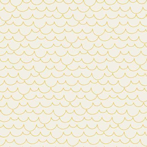 Seamless scalloped pattern in light cream with golden outlines